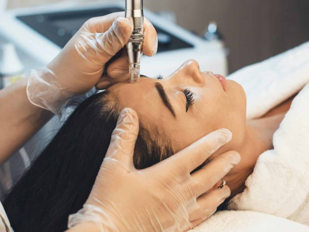 مراقبت حرفه‌ای از پوست در کلینیک زیبایی دکتر دیباجی