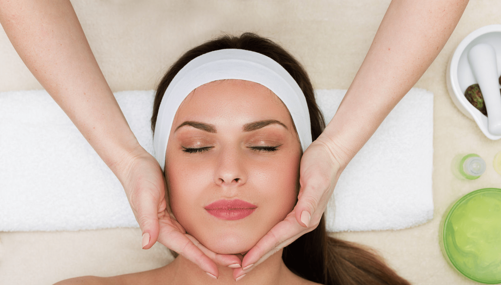 پاکسازی و آبرسانی عمقی پوست با هیدروتراپی صورت